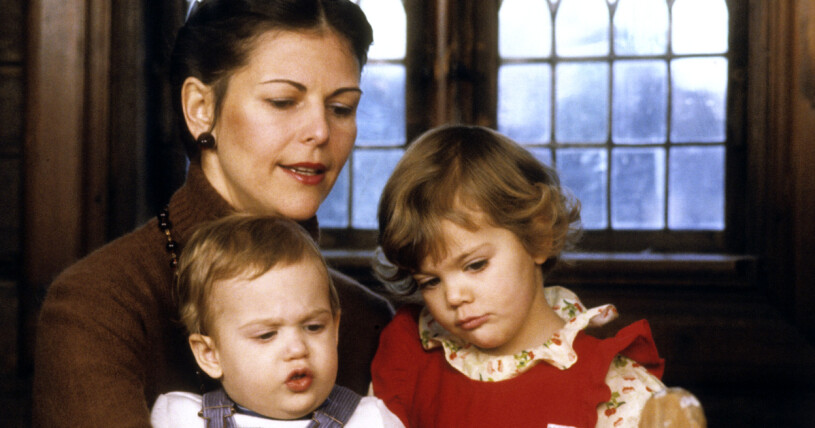 Drottning Silvia, prins Carl Philip och kronprinsessan Victoria julen 1980, samma år som Carl Philip förlorade kronprinstiteln. Drottning Silvia, prins Carl Philip och kronprinsessan Victoria
