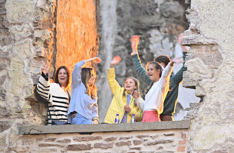 Estelle älskar musik! Prinsessan Sofia och prinsessan Estelle på plats för konsert med Molly Sandén på Borgholms slottsruin på Öland.