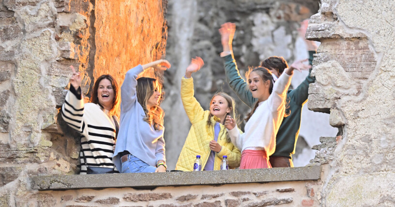 Estelle älskar att gå på konsert! Prinsessan Sofia och prinsessan Estelle på plats för konsert med Molly Sandén på Borgholms slottsruin på Öland.