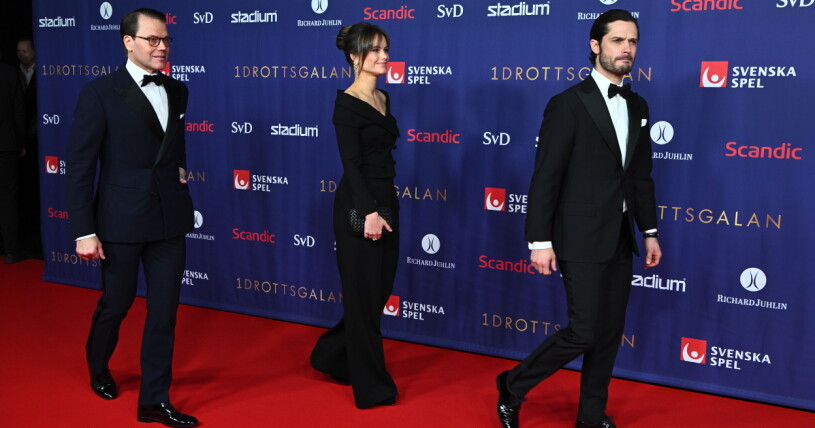 En kunglig trio klädd i Svart på Idrottsgalan. Prins Daniel, prinsessan Sofia och prins Carl Philip anländer på röda mattan till Idrottsgalan 2023 i Avicii Arena.