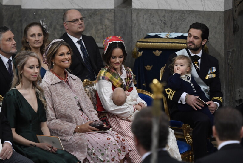 Madeleine bar samma klänning på prins Gabriels dop. Sara Hellqvist, prinsessan Madeleine, prinsessan Sofia och prins Carl Philip med barnen Gabriel och prins Alexander vid prins Gabriels dop i Drottningholms slottskyrka.
