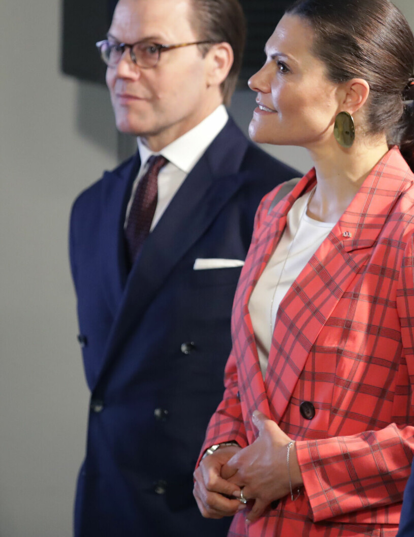Den gnistrande symbolen för Victorias och Daniels kärlek. Kronprinsessan Victoria snurrar på ringen