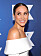 Hertiginnan Meghan Markle i vit klänning på gala i New York