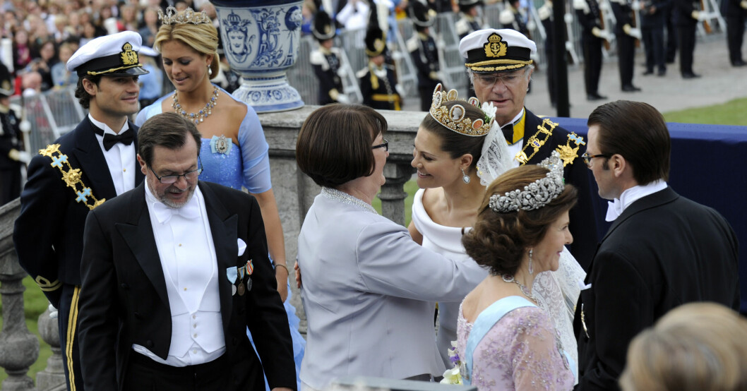 Victoria och Daniel fick en fantastisk fin bröllopsgåva från familjen Westling. Kronprinsessan Victoria och Daniel Westling tas emot av prins Carl Philip, prinsessan Madeleine, Ewa och Olle Westling, drottning Silvia och kung Carl XVI Gustaf på Logårdstrappan efter rodden med kungaslupen till slottet i Stockholm efter bröllopet på lördagen 19 juni 2010
