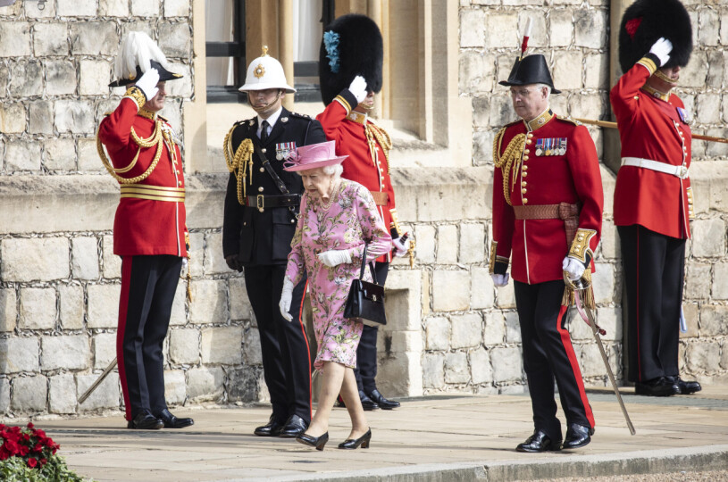 Drottning Elizabeth på Windsor i somras, omgiven av delar av sin personal. Drottning Elizabeth