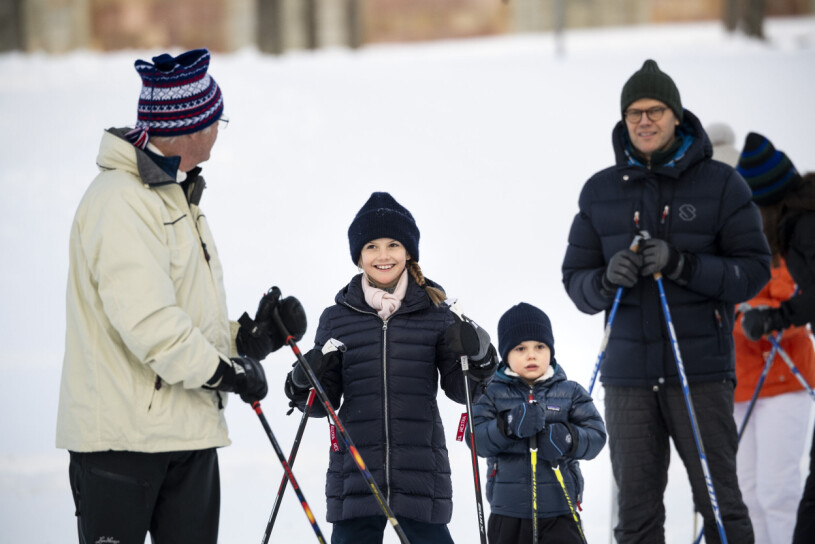 Hela kungafamiljen är riktiga skidfantaster! Kung Carl Gustaf och drottning Silvia åker längdskidor med kronprinsessa Victoria, prins Daniel, prinsessa Estelle och prins Oscar i Drottningholms slottspark.