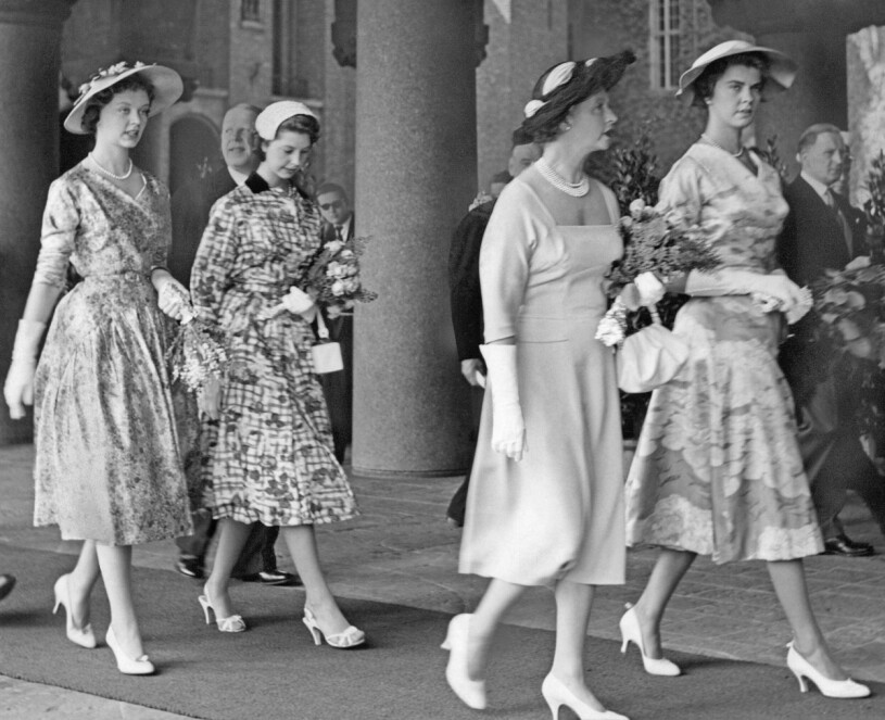 Här anländer Hagasystrarna tillsammans till Stockholms stadshus i samband med drottning Elizabeths Sverigebesök 1956. Prinsessan Birgitta, prinsessan Désirée, prinsessan Sibylla och prinsessan Margaretha