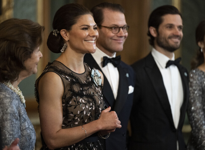 Kronprinsessan vet verkligen hur man får alla i ett rum att känna sig sedda. Kung Carl Gustaf, drottning Silvia, kronprinsessan Victoria, prins Daniel vid Sverigemiddagen på Stockholms slott.