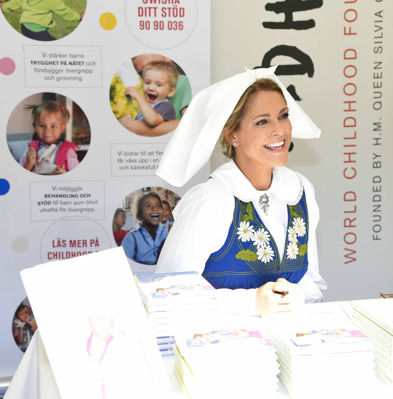 Prinsessan Madeleine signerar sin bok "Stella och hemligheten" till förmån för World Childhood foundation på Kungliga slottet i Stockholm under Sveriges nationaldag 2019