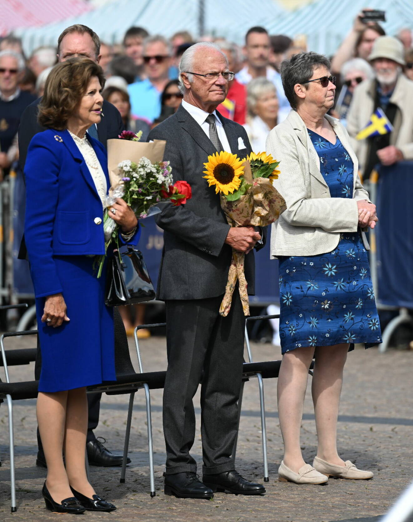 Jubel för kungaparet på torget i Halmstad, här med landshövding Brittis Bentzler