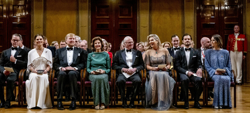 Två kungar, två drottningar, en kronprinsessa, två prinsar och en prinsessa – allt på samma bänkrad. Statsbesök från Nederländerna – de kungliga gästerna på konsert med Tim Kliphuis