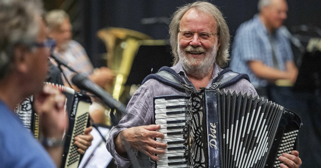 På fredagskvällen tar Benny Andersson och Benny Anderssons orkester plats i På spåret-studion! Benny Andersson spelar dragspel