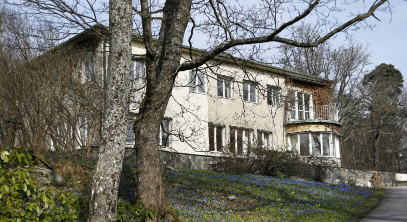 Villa Solbacken i vårsolen. Prins Carl Philip ärvde huset efter prins Bertil och prinsessan Lilian som flyttade in 1949. Villa Solbacken Djurgården Här bor Prins Carl Philip Prinsessan Sofia