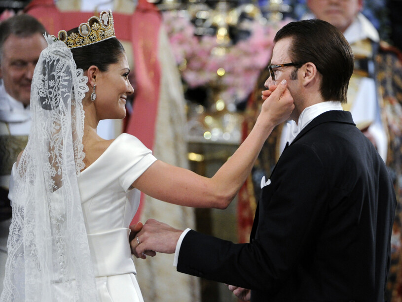 Ett kärleksögonblick vi sent glömmer! Kronprinsessan Victoria och Daniel Westling vid vigseln i Storkyrkan i Stockholm på lördagen.