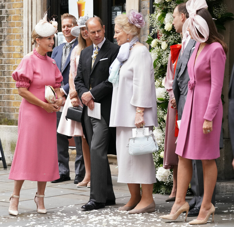 Det var tätt mellan kungligheterna utanför kyrkan! Här drottning Elizabeths son prins Edward med sin fru Sophie Wessex och prinsessan Marie-Christine av Kent med sonen lord Frederick Windsor och hans fru Sophie. Prins Edward Sophie Wessex Prinsessan Marie-Christine av Kent Tim Vesterberg bröllop