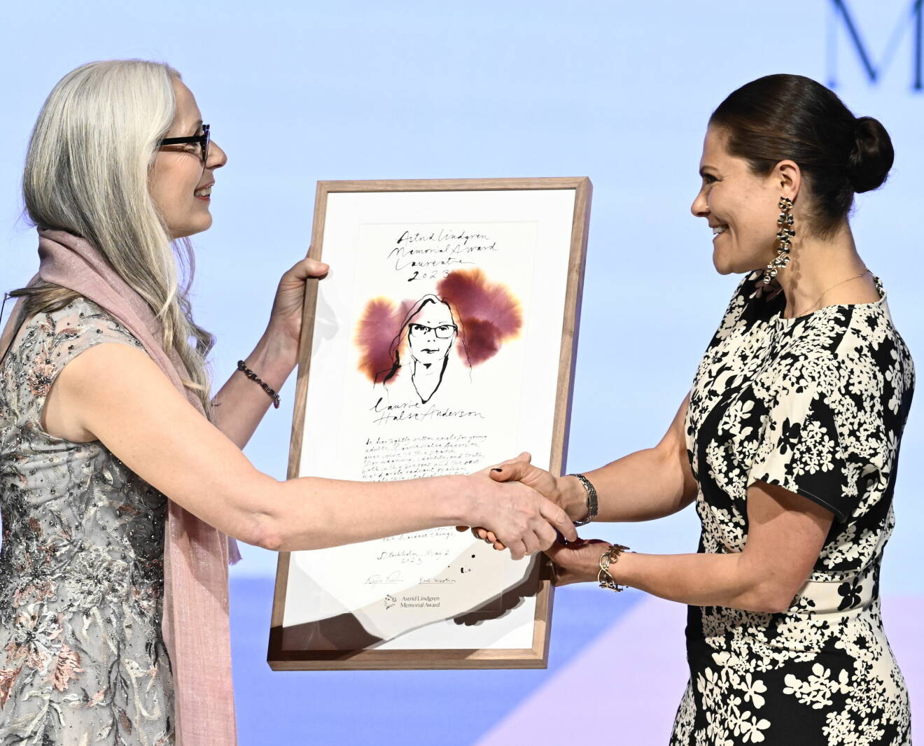 Kronprinsessan Victoria vid utdelningen av Litteraturpriset till Astrid Lindgrens minne eller Astrid Lindgren Memorial Award – här med 2023 års pristagare Laurie Halse Anderson