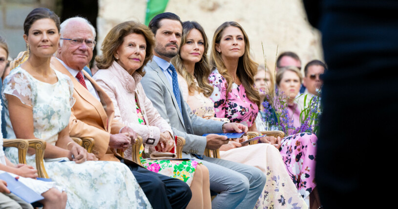 Prinsessan Madeleine återförenad med kungafamiljen under Victoriadagarna 2022. Kungafamiljen samlad på Victoriadagen