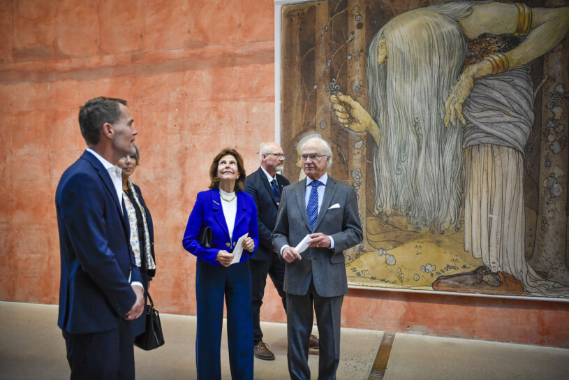 Under dagen fick kungaparet också en guidad visning av John Bauer-utställningen ”Gläntan – Följa John” som just nu visas på länsmuseet... Kungaparet John Bauler Jönköpings Läns Museum Länsbesök 2021