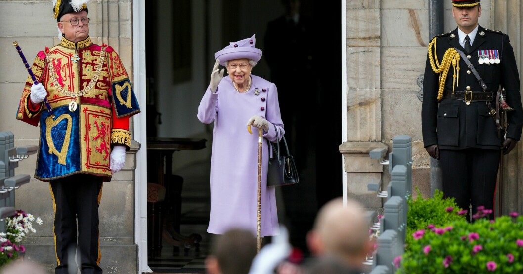 Drottning Elizabeth vinkade glatt till folket under besöket i Skottland. Drottning Elizabeth