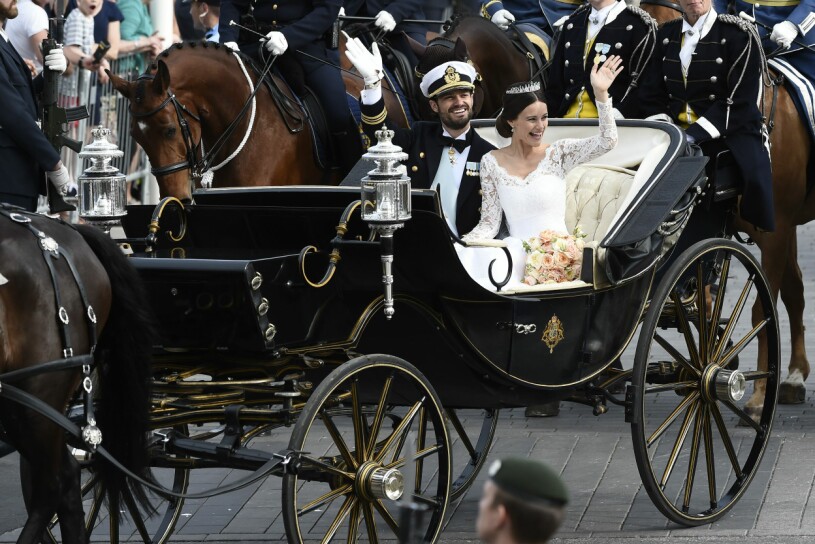 Prins Carl Philip och prinsessan Sofia åker kortege efter vigseln i Slottskyrkan i Stockholm.