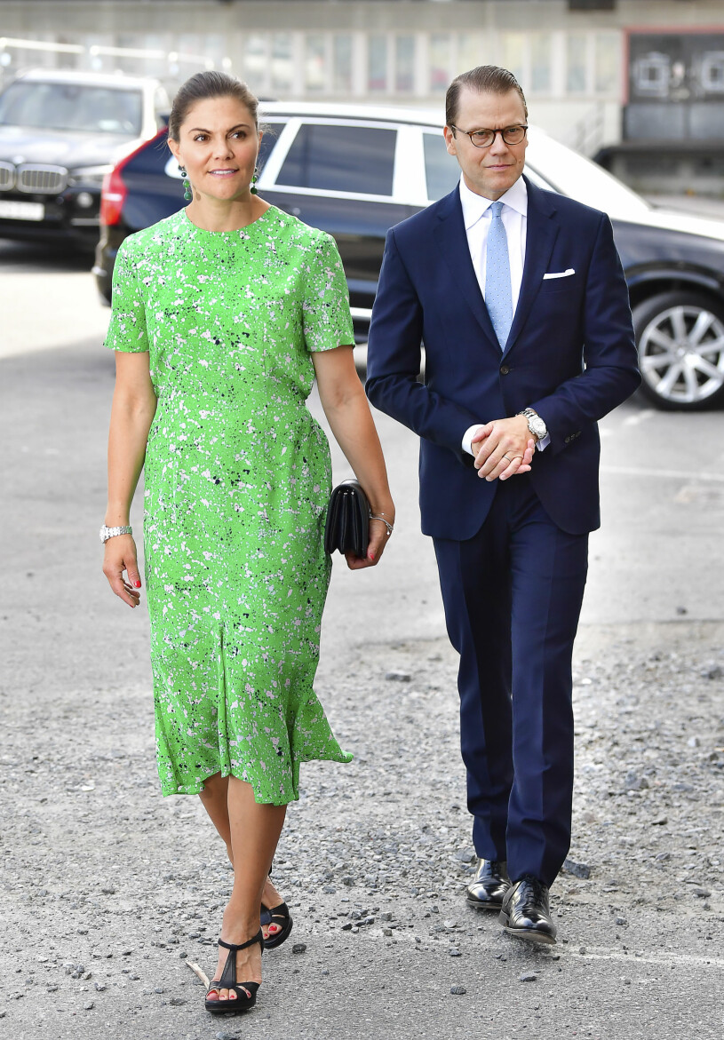 Kronprinsessan i samma Tiger of Sweden-klänning i augusti 2020.