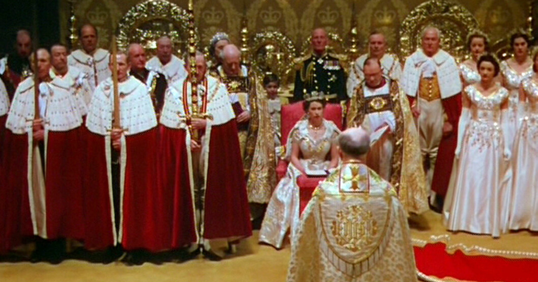 Grönt ljus för de röda mantlarna. Här på bild från drottning Elizabeths kröning. De brittiska lorderna får bära sina röda mantlar vid kung Charles kröning