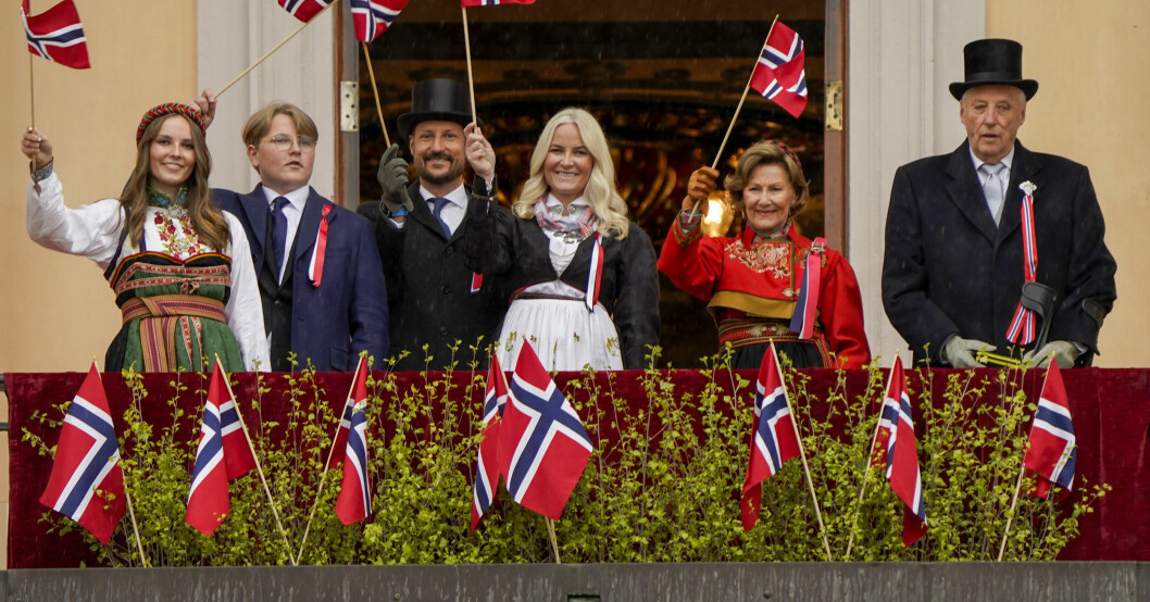 Kungafamiljen firade ordentligt, likt många andra norrmän. Foto: Prinsessan Ingrid Alexandra, prins Sverre Magnus, kronprins Haakon, kronprinsessan Mette-Marit, drottning Sonja och kung Harald