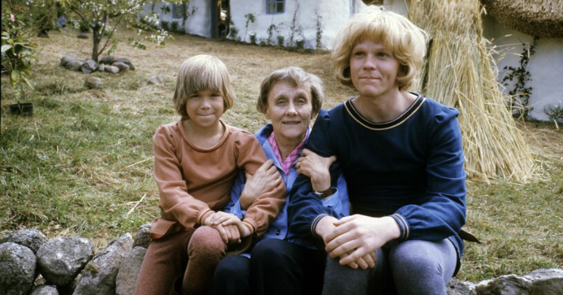 Nu blir Astrid Lindgrens berättelser en del av julafton! Författarinnan Astrid Lindgren tillsammans med skådespelarna Lars Söderdahl, t.v. som spelar skorpan och Staffan Götestam, t.h. som spelar Jonatan, vid filminspelningen av "Bröderna Lejonhjärta på Österlen i Skåne.