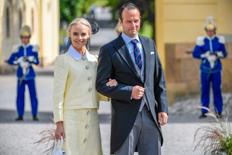 Prinsessan Sofias väninna Madeleine Rahm Egnell med maken Patrik Egnell. Bakom skymtar hedersvakten från Livgardets livskvadron. Prinsessan Sofias väninna Madeleine Rahm Egnell med sin man Patrik Egnell