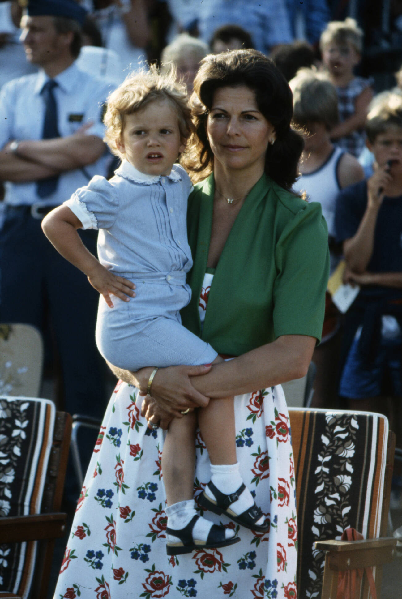 Drottning Silvia bär prins Carl Philip 1983
