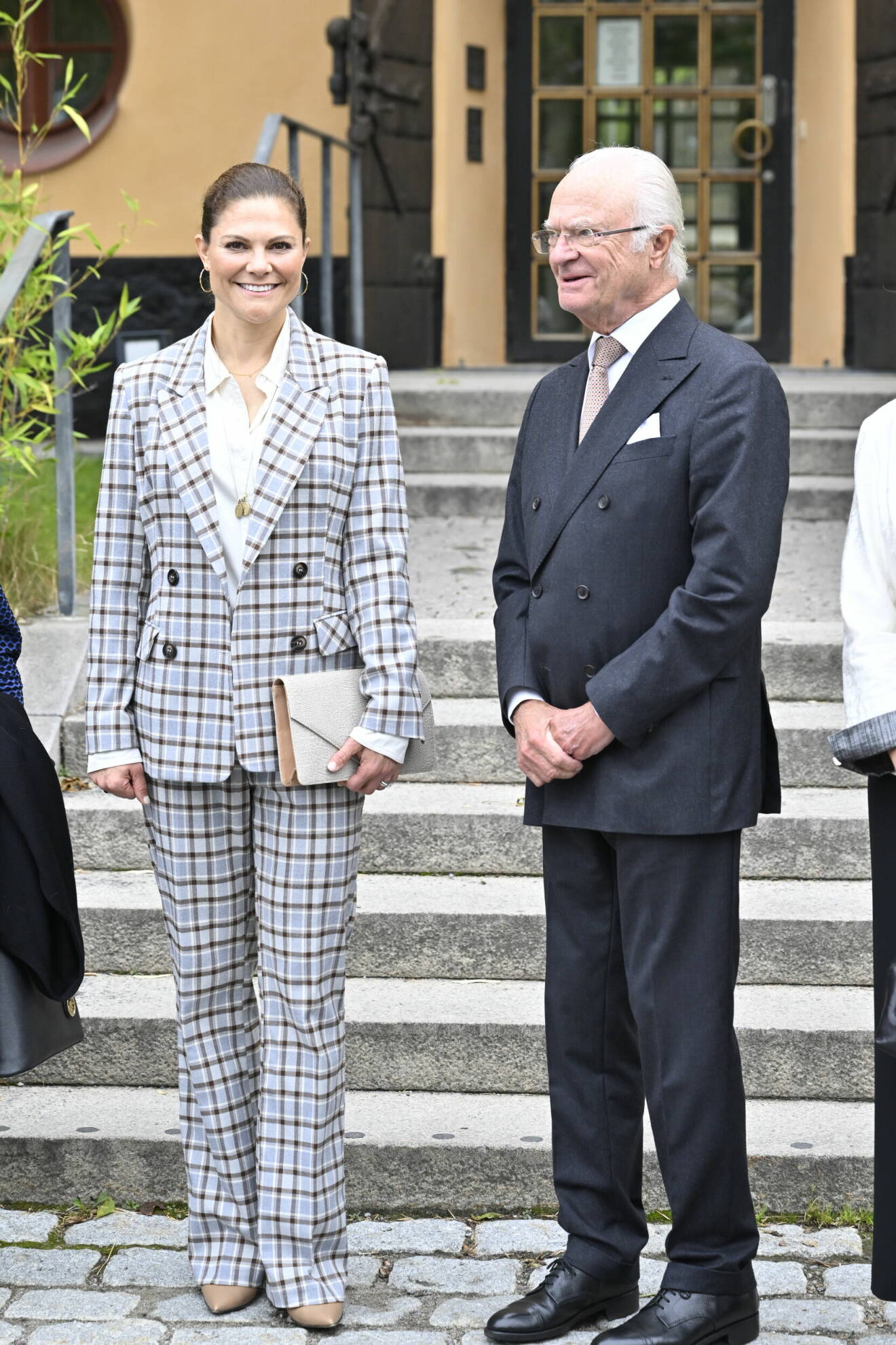 Kung Carl Gustaf och kronprinsessan Victoria anländer till seminariet "Gustaf VI Adolf och arkeologin" på Östasiatiska museet i Stockholm