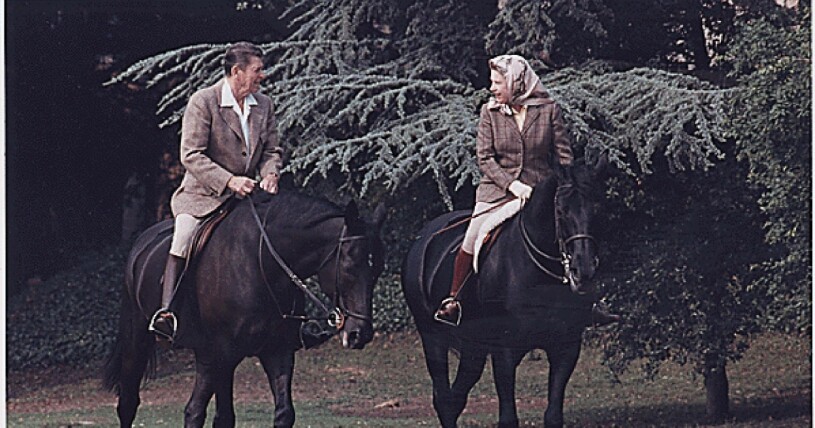 Drottning Elizabeth älskade att rida. Här rider hon tillsammans med USA:s före detta president Ronald Reagan. Ronald Reagan och drottning Elizabeth