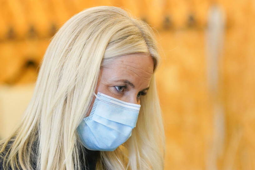 Munskyddet, en given del av den kungliga tjänstelooken. Kronprinsessan Mette-Marit Lungfibros Munskydd