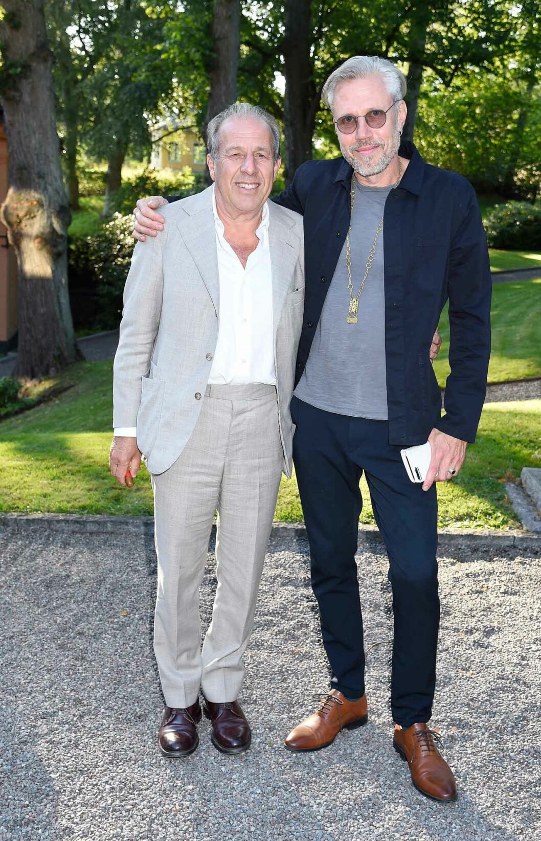 Miljardären och kulturmecenaten Robert Weil kom tillsammans med författaren Carl-Johan Vallgren.
