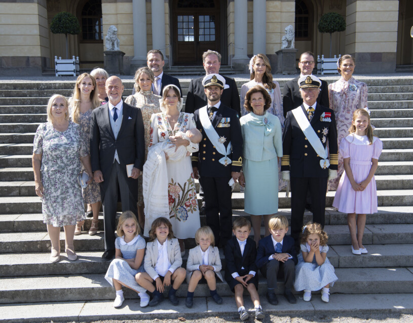 Drottning Silvia omgiven av sina åtta barnbarn. Kungafamiljen i samband med prins Julians dop