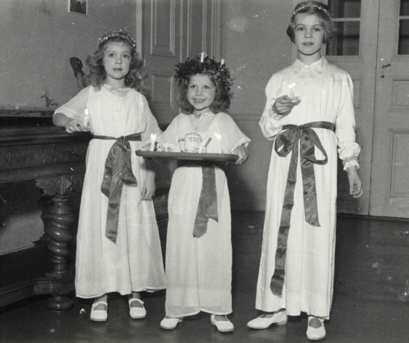 Haga 1943: Prinsessan Birgitta, 6, prinsessan Désirée, 5, och prinsessan Margaretha, 9, redo med kaffebrickan. Hagasessorna Lucia 1943 Haga slott Prinsessan Birgitta Prinsessan Désirée Prinsessan Margaretha