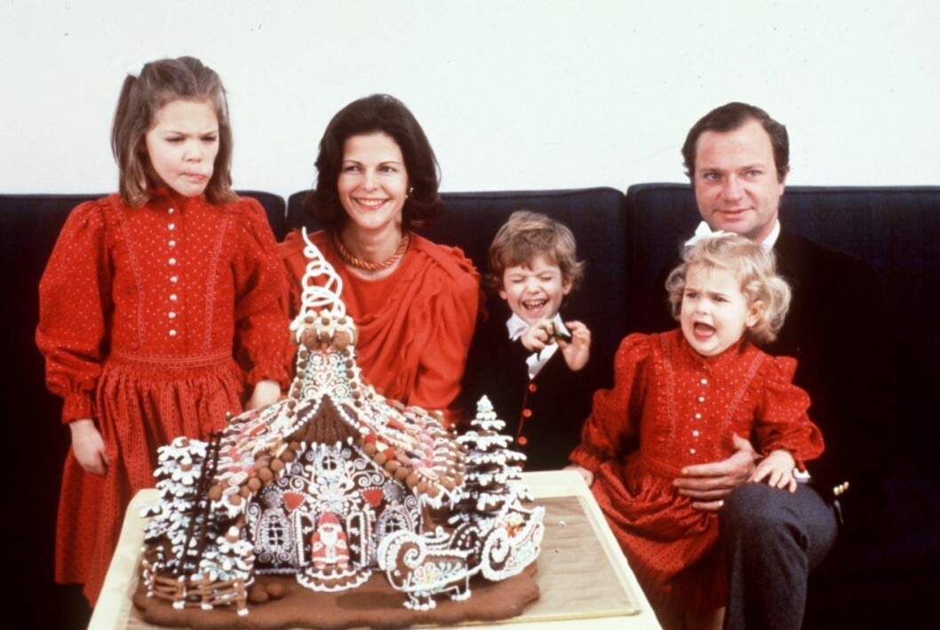 Så här såg det ut när prins Carl Philip själv var liten och firade jul tillsammans med familjen 1984. Kungafamiljen firar jul 1984.