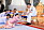 Thailands kungafamilj Kung Vajiralongkorn. På golvet drottning Suthida en av hans fruar