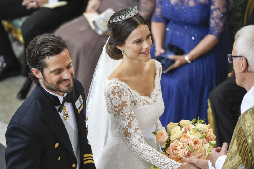 Det vackra diademet är en present från kungen och Silvia! Prins Carl Philip, prinsessan Sofia bröllop 2015