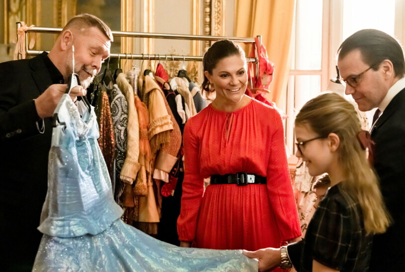 Estelle och Oscar fick både titta på kostymerna... Prinsessan Estelle med Askungens balklänning på Kungliga Operan