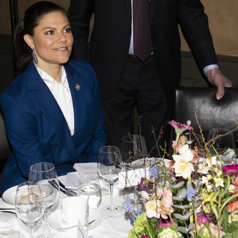 Vårblommor på bordet när Victoria lunchade på Stadshuskällaren i Stockholm. Kronprinsessan Victoria vid lunchbordet på Stadshuskällaren