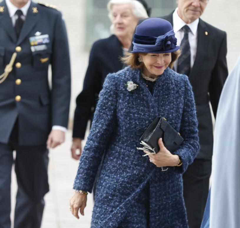 Drottning Silvia i blå kappa vid besök i Uppsala domkyrka