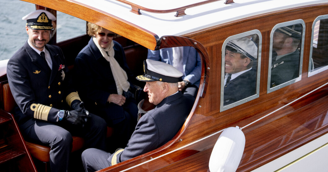 Kung Harald, drottning Sonja och prins Haakon syntes på bilderna. Den norska kungafamiljen