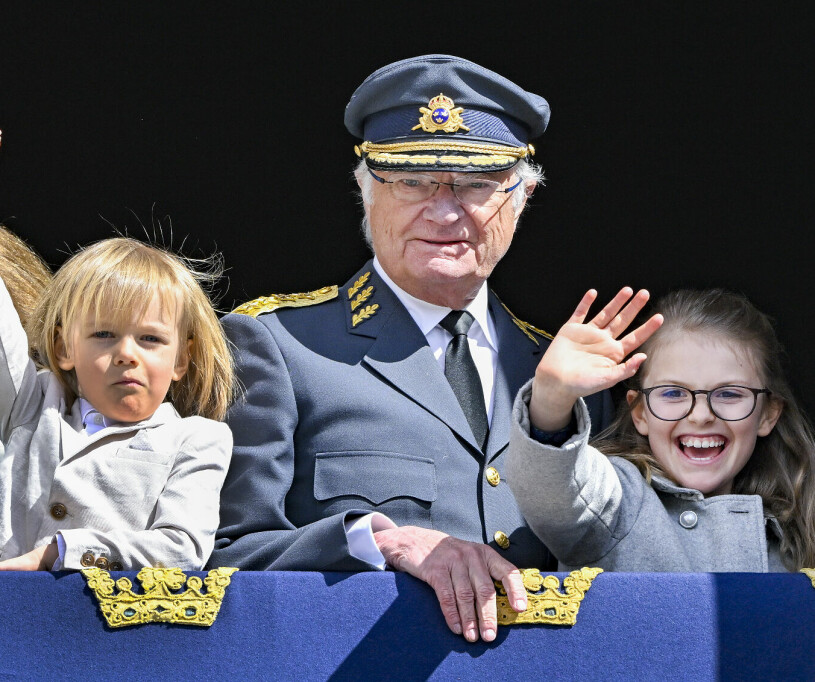 En mycket nöjd 76-åring! Kungen med prins Gabriel och prinsessan Estelle