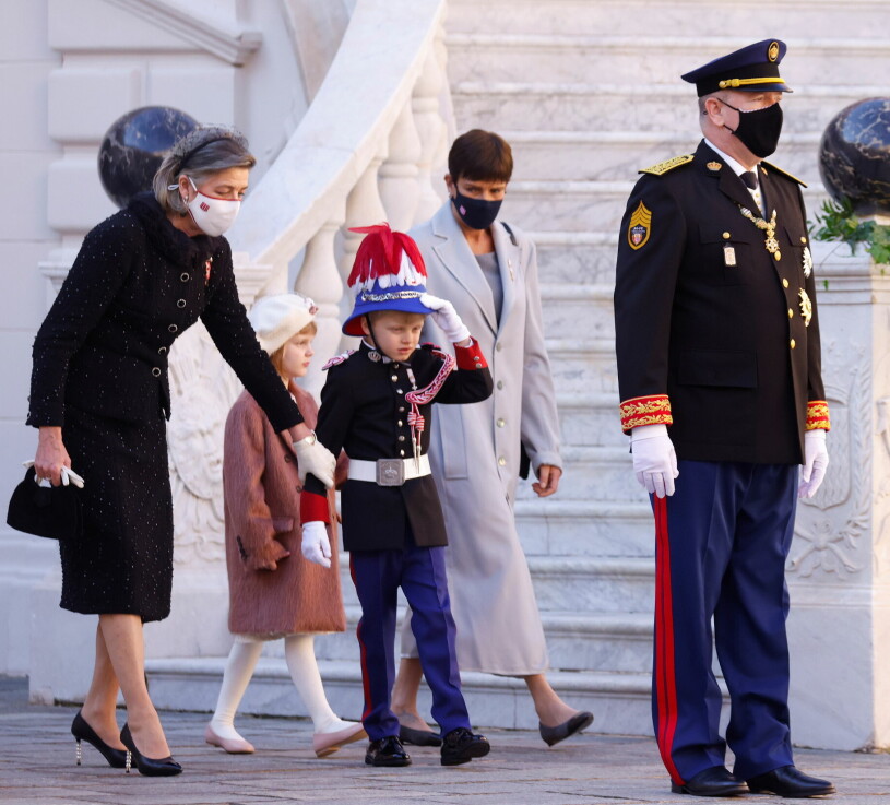 Albert får uppbackning under ceremonin. Prinsessan Caroline Prinsessan Stéphanie Furst Albert tvillingarna Monacos nationaldag 2021