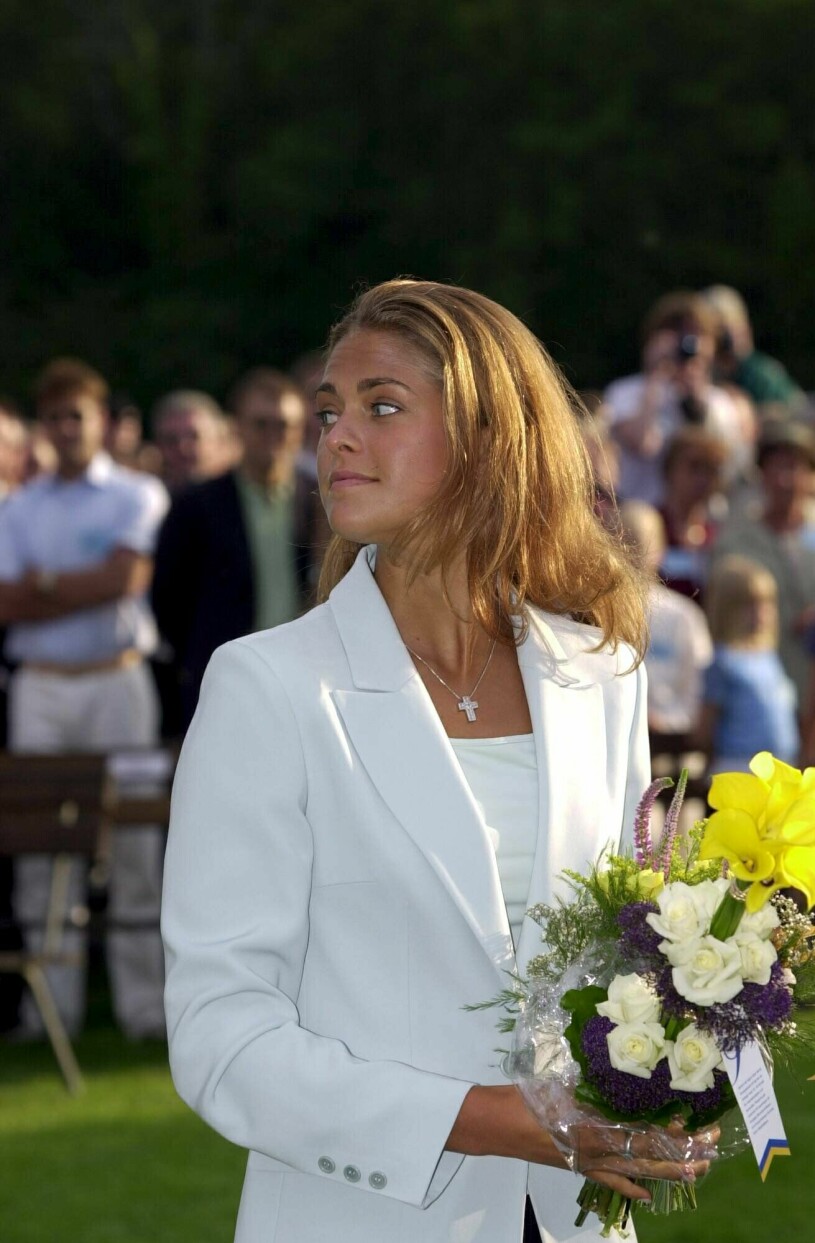 Madeleine har aldrig riktigt trivts med att stå i strålkastarljuset. 2000-07-14. Kronprinsessan firas på Borgholm. Kronprinsessan Victoria firar sin 23 åriga födelsedag. Bilden visar prinsessan Madeleine.