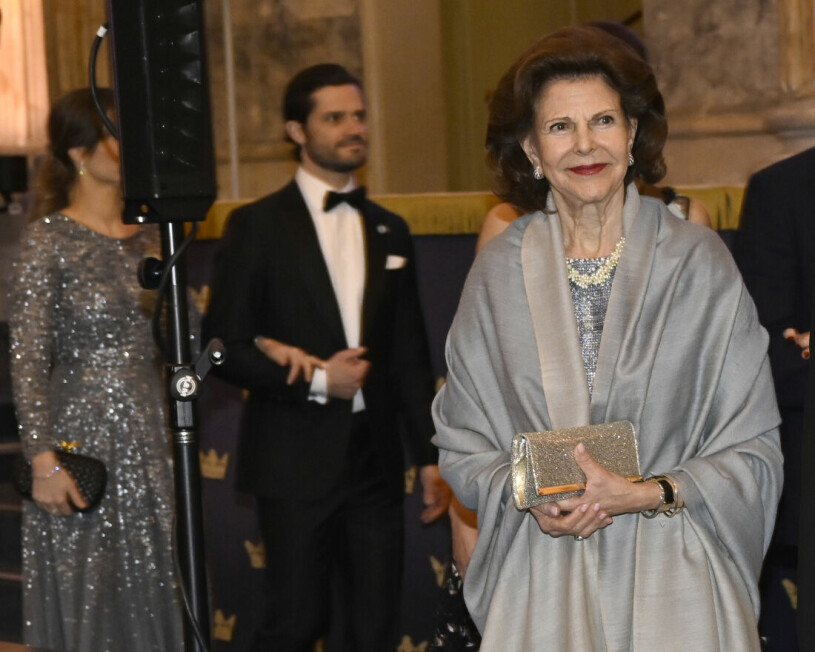 Prinsessan Sofia (som skymtar till vänster) har valt en silvrig paljettklänning, precis som sin svärmor drottning Silvia. Prinsessan Sofia och drottning Silvia på Sverigemiddagen 2023