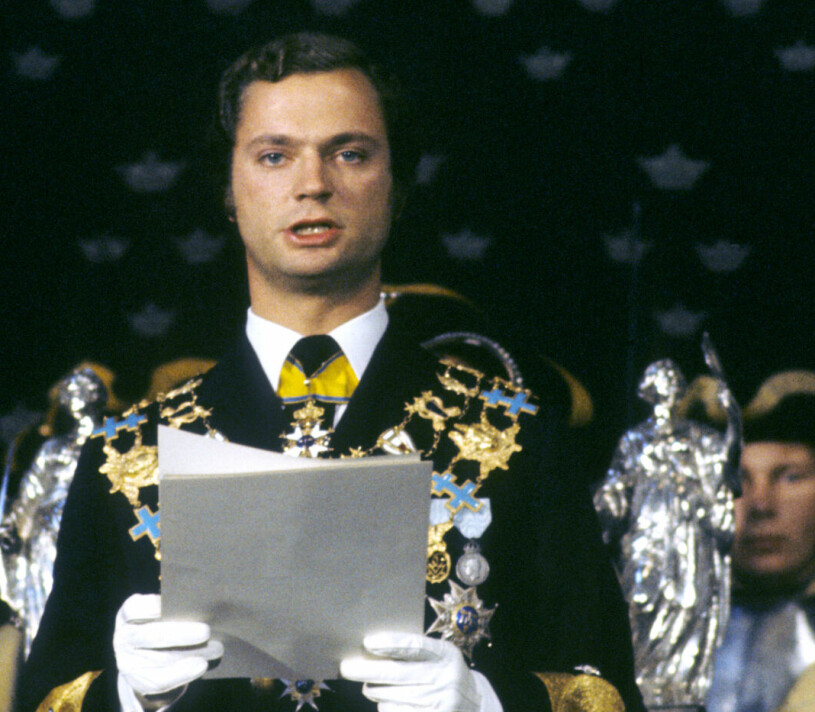 15 september 1973: Samma Serafimerkedja, samma kung. Men 50 år yngre. Kungen håller trontalet i Rikssalen den 15 september 1973