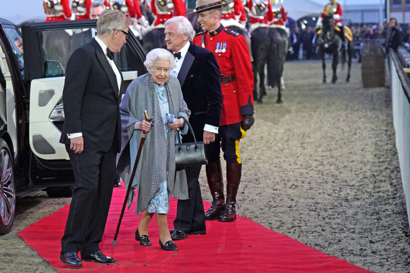 Drottning Elizabeth, så elegant i sin isblå paljettklänning och med den gråa sjalen över axlarna. Och vilket mottagande hon fick: Stående ovationer! Drottning Elizabeth på röda mattan under Windsor Horse Show 2022