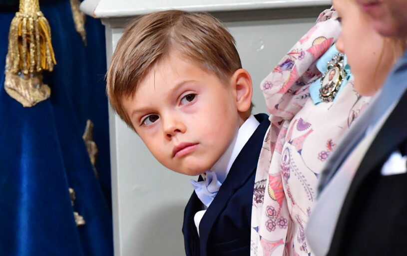 Prins Oscar charmar på prins Julians dop. Prins Oscar i fluga på prins Julians dop